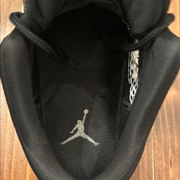 Jordan Black and White Sneakers with Classic Design - Picture 6 of 6